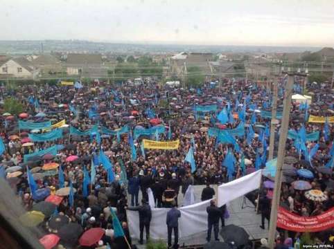 Как сообщает сайт  tyzhden.ua  траурное мероприятие крымских татар собрало более 10 тысяч человек. Фото http://tyzhden.ua/