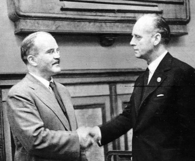 Молотов и Риббентроп пожимают друг-другу руки, после подписания договора, послужившего прологом ко Второй Мировой войне