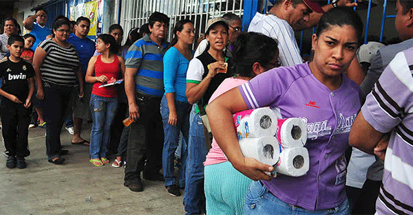 Venezuela-waiting-line