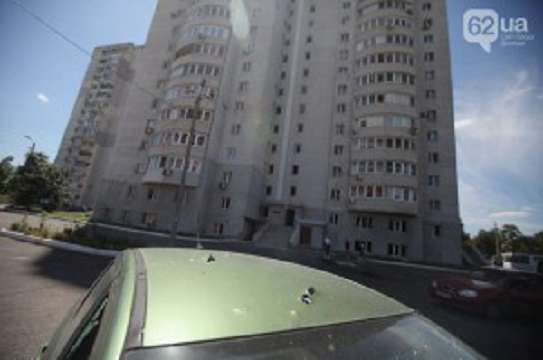 Попадание снаряда в дом на уд. Куйбышева в Донецке