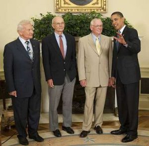 640px-Barack_Obama_with_Apollo_11_crew_in_the_Oval_Office_2009-07-20