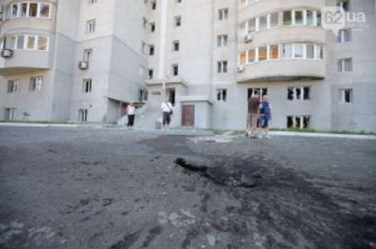 Попадание снаряда в дом на уд. Куйбышева в Донецке