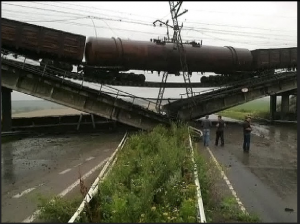 В Донецкой области в районе населенного пункта Новобахмутовка сегодня примерно в 13.00 взорван железнодорожный мост, проходящий над дорогой Славянск - Донецк-Мариуполь