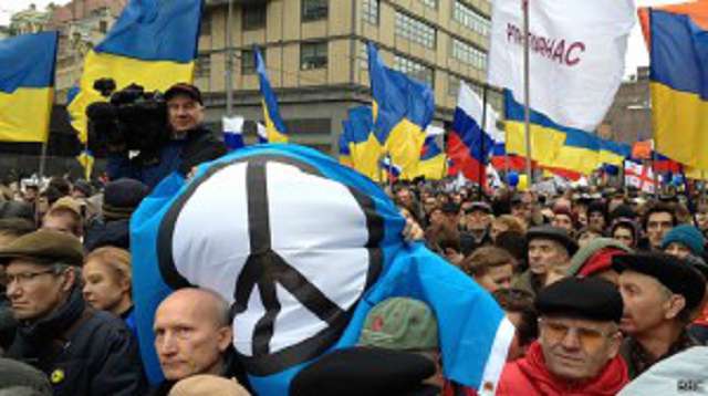 Марш Мира в Москве 15 марта 2014 года. BBC