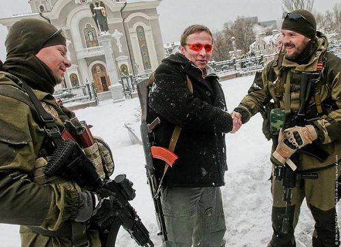 Охлобыстин в окружении вооруженных боевиков в Донецке