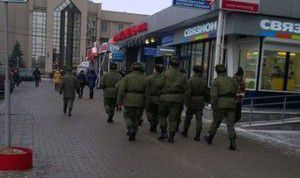 Предположительно российские военнослужащие на улицах  Гомеля