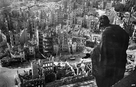 Последствия бомбардировок Дрездена союзниками. http://www.bbc.com/