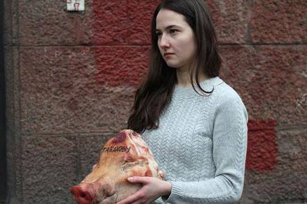 Офелия и свиная голова. Фото  yodnews.ru