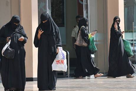Saudi-women-leave-a-shopping-mall