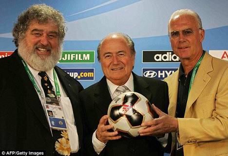 Чак Блейзер (слева) позирует с президентом ФИФА Зеппом Блаттером (в центре) и Францем Беккенбауэром, председателем Организационного комитета по Кубку мира ФИФА 2006 года, во Франкфурте в мае 2005 года