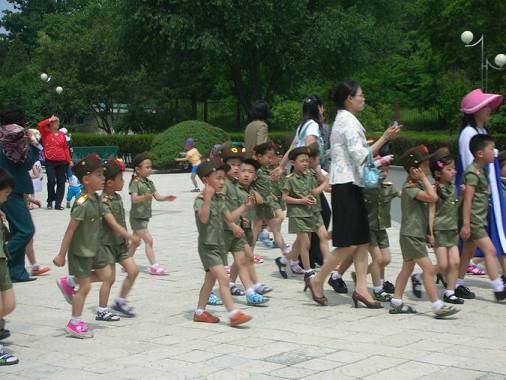 Военный парад детей в КНДР. Сходство с российским аналогом разительно. Фото с сайта http://adeliya.livejournal.com/