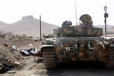 Сирийский танк в ходе боев за Пальмиру. EPA/STR