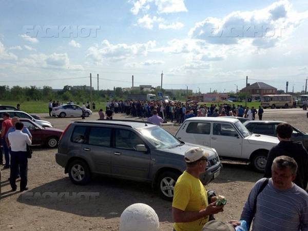 Рабочие на Ставрополье заблокировали движение на федеральной автотрассе. Фото с сайта http://bloknot-stavropol.ru/