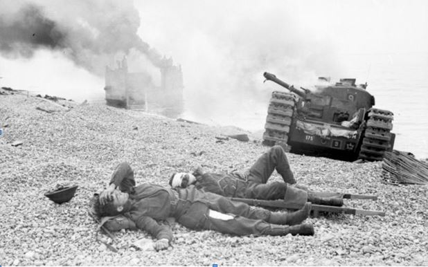 Раненые канадцы, подбитый танк «Черчилль» и горящее на заднем плане десантное судно на пляже Дьеппа.