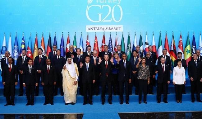 На общей фотографии участников саммита G-20 Путина поставили где-то сбоку