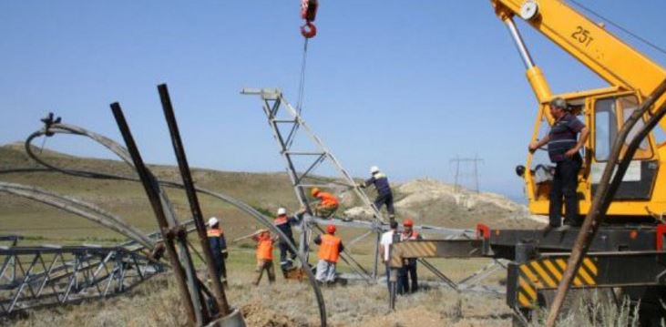 Взорванные опоры ЛЭП, через которую поставлялась электроэнергия в Крым