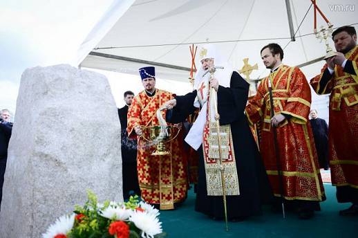 Патриарх Кирилл и глава ФСБ Бортников освящают храм в честь чекистов на костях их жертв