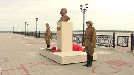 "Почетный караул" на открытии памятника Сталину в Сургуте