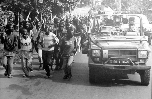 Руанда, 1994. "Ополченцы" (парамилитарные формирования), идущие громить тутси
