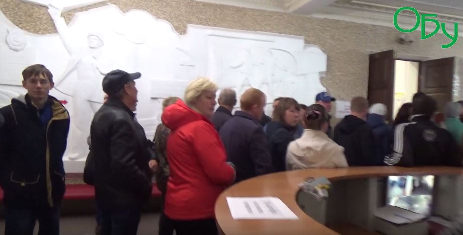 Очередь карусельщиков, голосующих по открепительным на избирательном участке в г. Ревда
