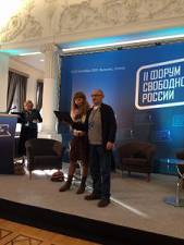 Анастасия Кириленко и Александр Морозов зачитывают резолюцию Форума о преследованиях крымско-татарского народа