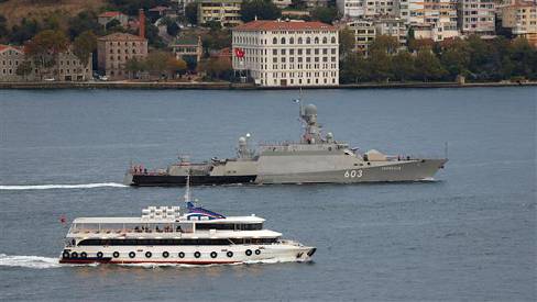 Два малых ракетных кораблей, приступившего на длинном пути из крымского порта Севастополь 4 октября 