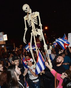 Ликование кубинской эмиграции с плавным переходом в карнавал