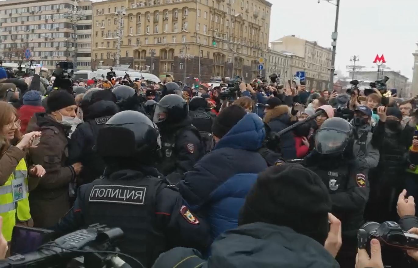 Кто сообщил о нападении. ОМОН Москва митинг 2021. Москва протесты ОМОН 2021. Стычки полиции с митингующими.