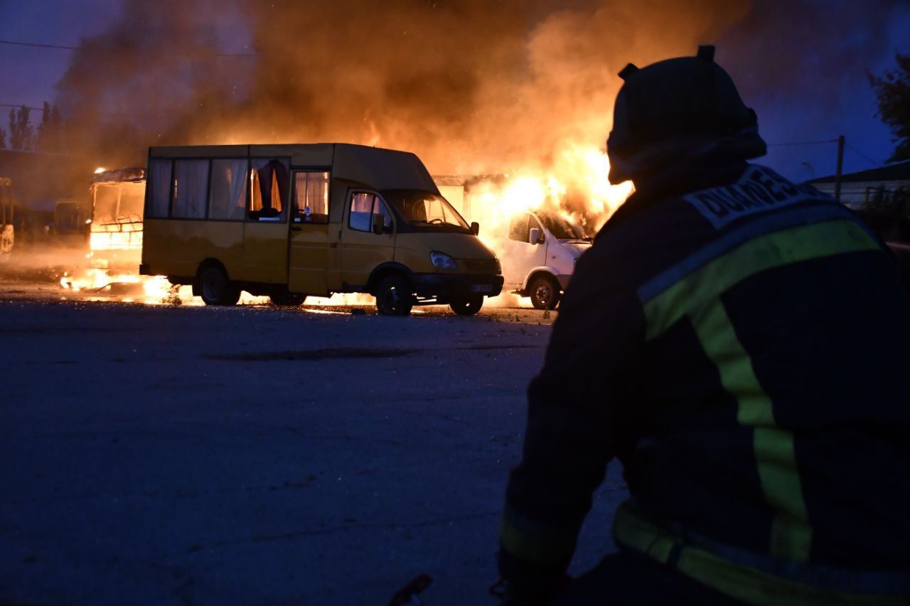 МВД Украины показало последствия ночного обстрела Херсона Один из снарядов попал в газовый резервуар на автозаправке. Начался пожар. Также горели складские помещения, выставочные залы и хозяйственные постройки. Фото: МВД Украины