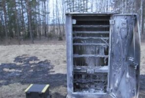 Релейная коробка на железной дороге в Осиповичах, сожженная белорусскими партизанами в 2022 году. Иллюстративное фото